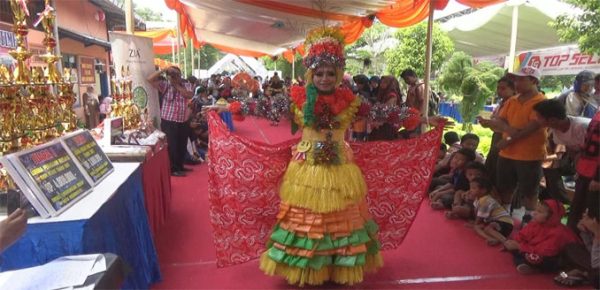 Depok Resident Cing Ikah Praises Recycling Fashion Show for Its Extraordinary Creativity