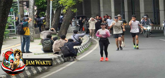 Street Photography Captures Residents' Activities at the Big Roundabout
